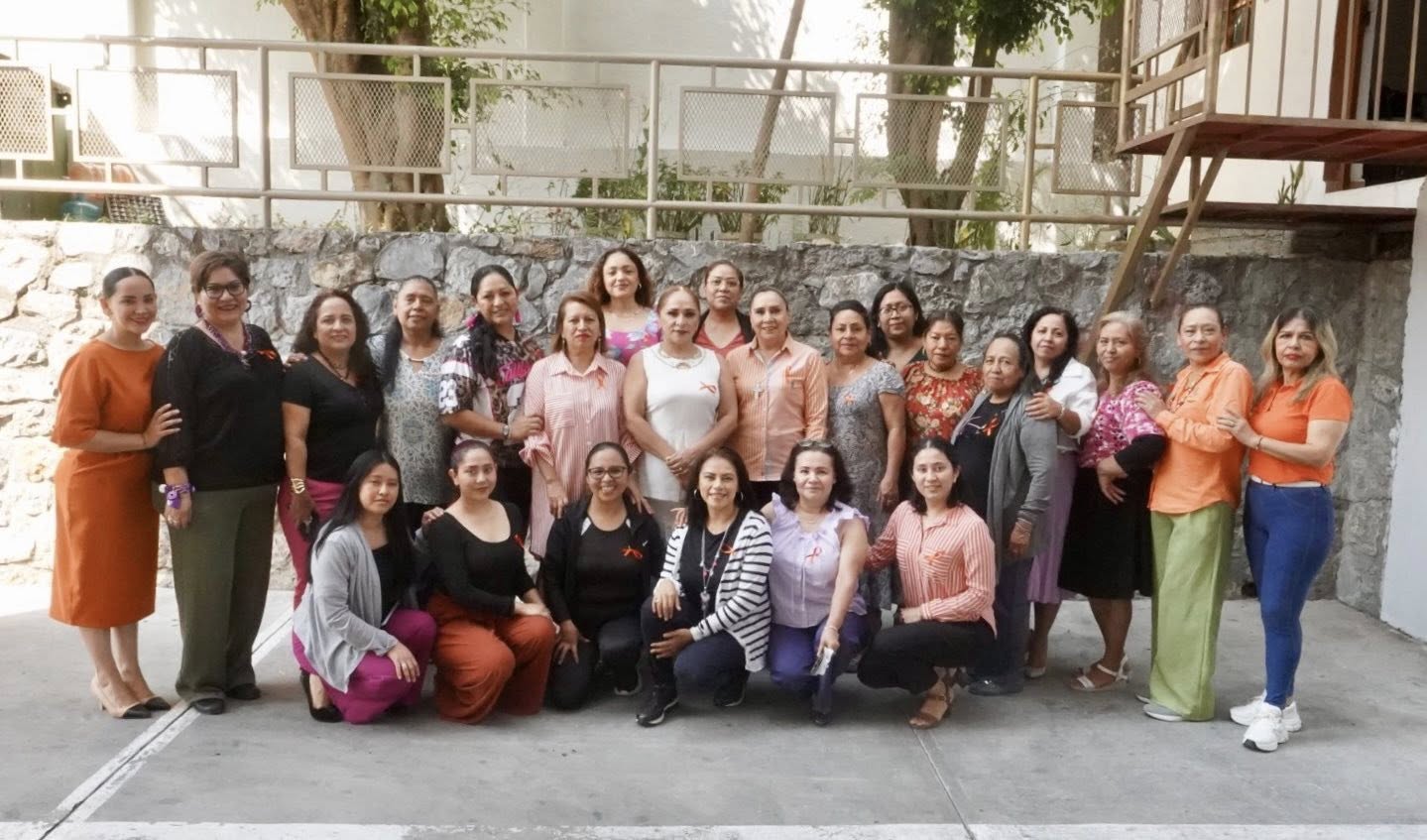 En el marco de la conmemoración del “Día Naranja”, la Presidenta de la Comisión de los Derechos Humanos del Estado de Guerrero (CDHEG), Mtra. Cecilia Narciso Gaytán, inauguró el taller “Mujer es…” dirigido a mujeres de este Organismo autónomo.  La actividad realizada a través de la Unidad de género y el Área de psicología forma parte del compromiso institucional para promover el respeto en nuestros entornos cotidianos y construir una sociedad basada en el respeto, la igualdad y la justicia.